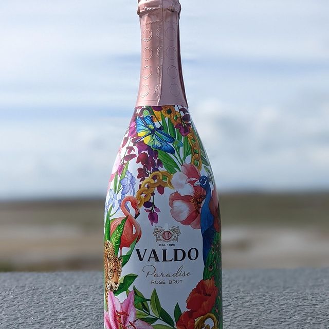 A new arrival to our wine fridges 😍🥂

This sparkling rose is a real crowd pleaser and has hints of blossom and raspberry, ideal for a summer's day ☀️